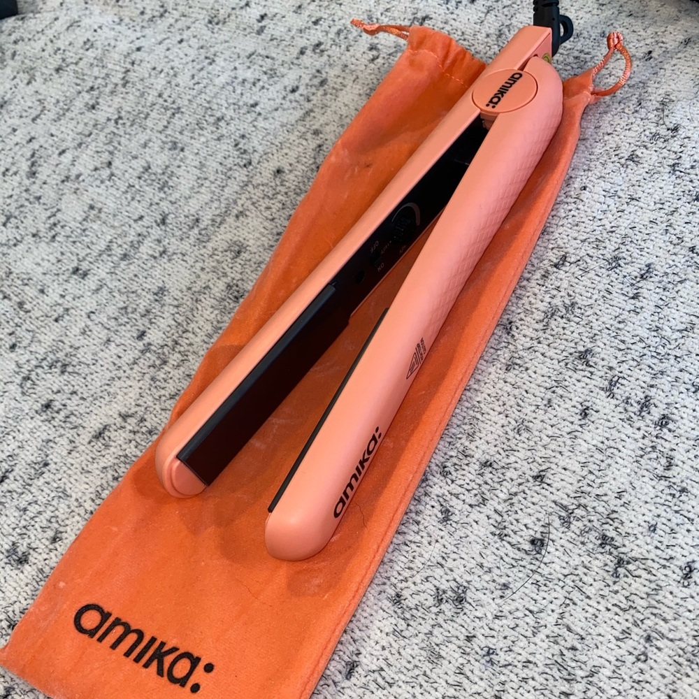 Amika 1” Ceramic Hair Straightener